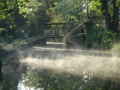 P2018DSC00397	A swing bridge on the Oxford Canal near Lower Heyford.