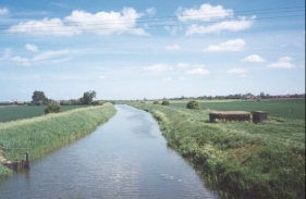 AX33	Looking eastwards along the River Nene (old course) at Bodsey Bridge.