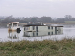 P20111041424	A sunken caravan and barge.