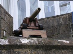 P20111272437	The starting cannon by the Royal Yacht Squadron in West Cowes.