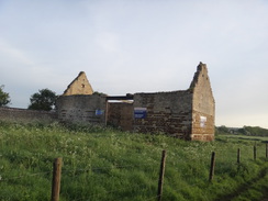 P2018DSC00563	A ruined barn near Islip Mill.